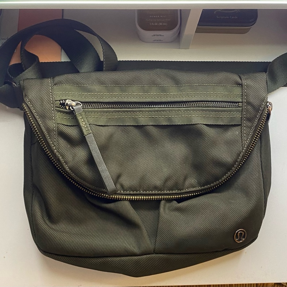 LULULEMON CROSSBODY BLACK BAG!
